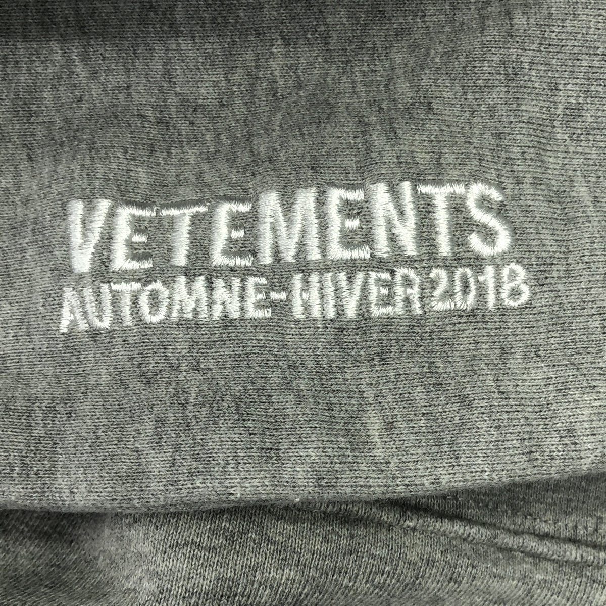 VETEMENTS / ヴェトモン | 2018AW | バックロゴ プリント プルオーバー パーカー | XS | グレー | メンズ