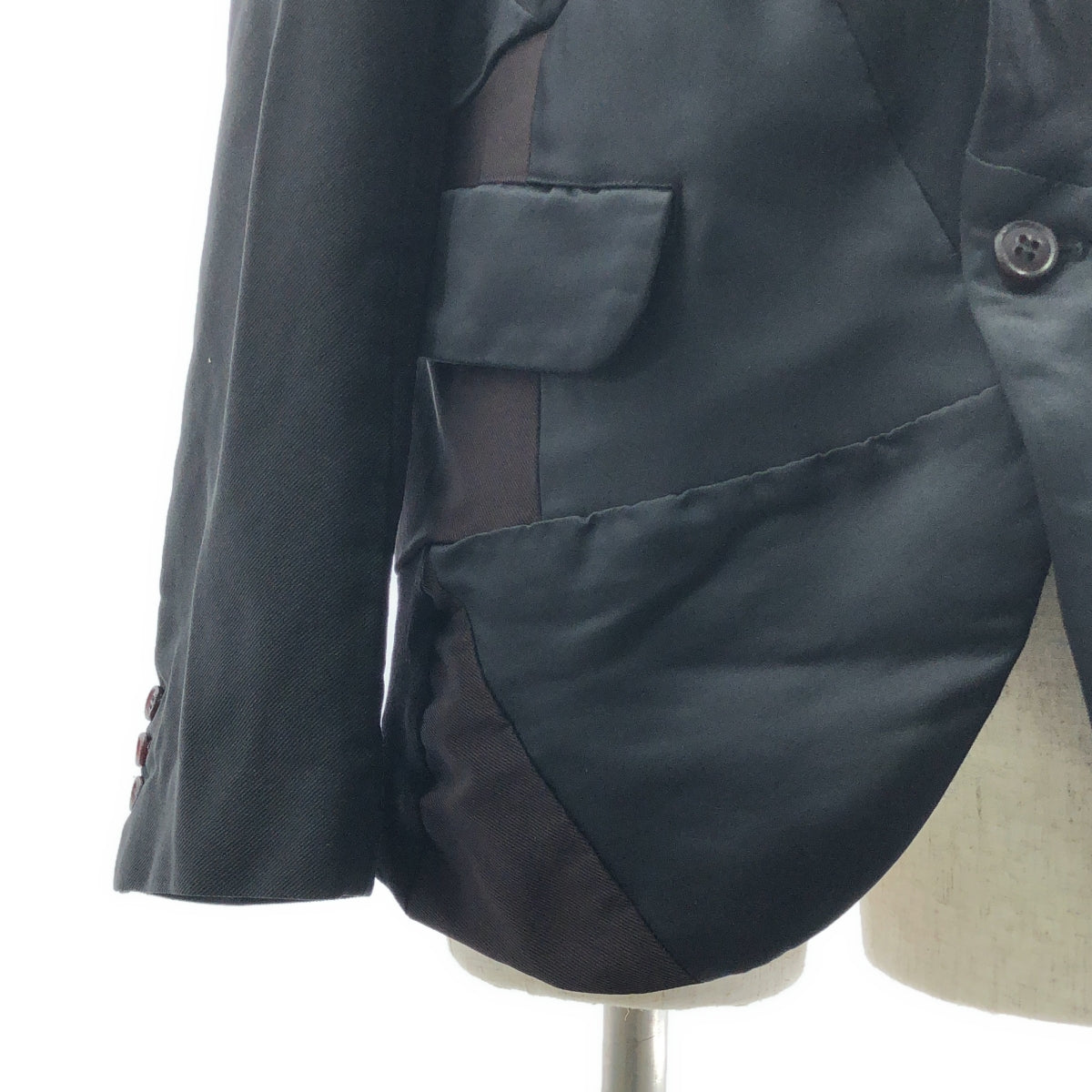 【미품】 BLACK COMME des GARCONS / 블랙 콤 데 갤슨 | 2025SS | 폴리 에스테르 제품 가공 다른 소재 전환 패치 워크 싱글 재킷 | L | 블랙 / 브라운 | 남성