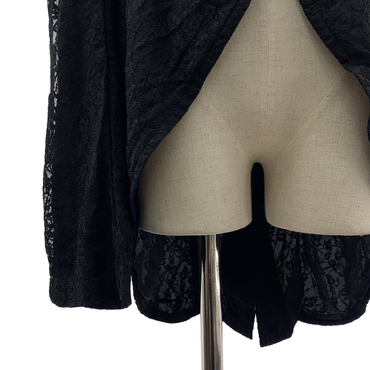 [狀況極佳] BLACK COMME des GARÇONS | 2013 春夏 | 聚酯飾以變形蕾絲，單排扣長夾克 / 有襯裡 | L 碼 | 黑色 | 男款