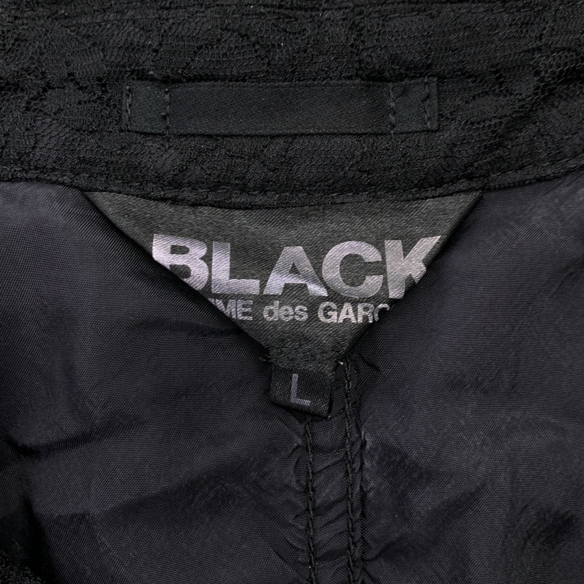 [狀況極佳] BLACK COMME des GARÇONS | 2013 春夏 | 聚酯飾以變形蕾絲，單排扣長夾克 / 有襯裡 | L 碼 | 黑色 | 男款