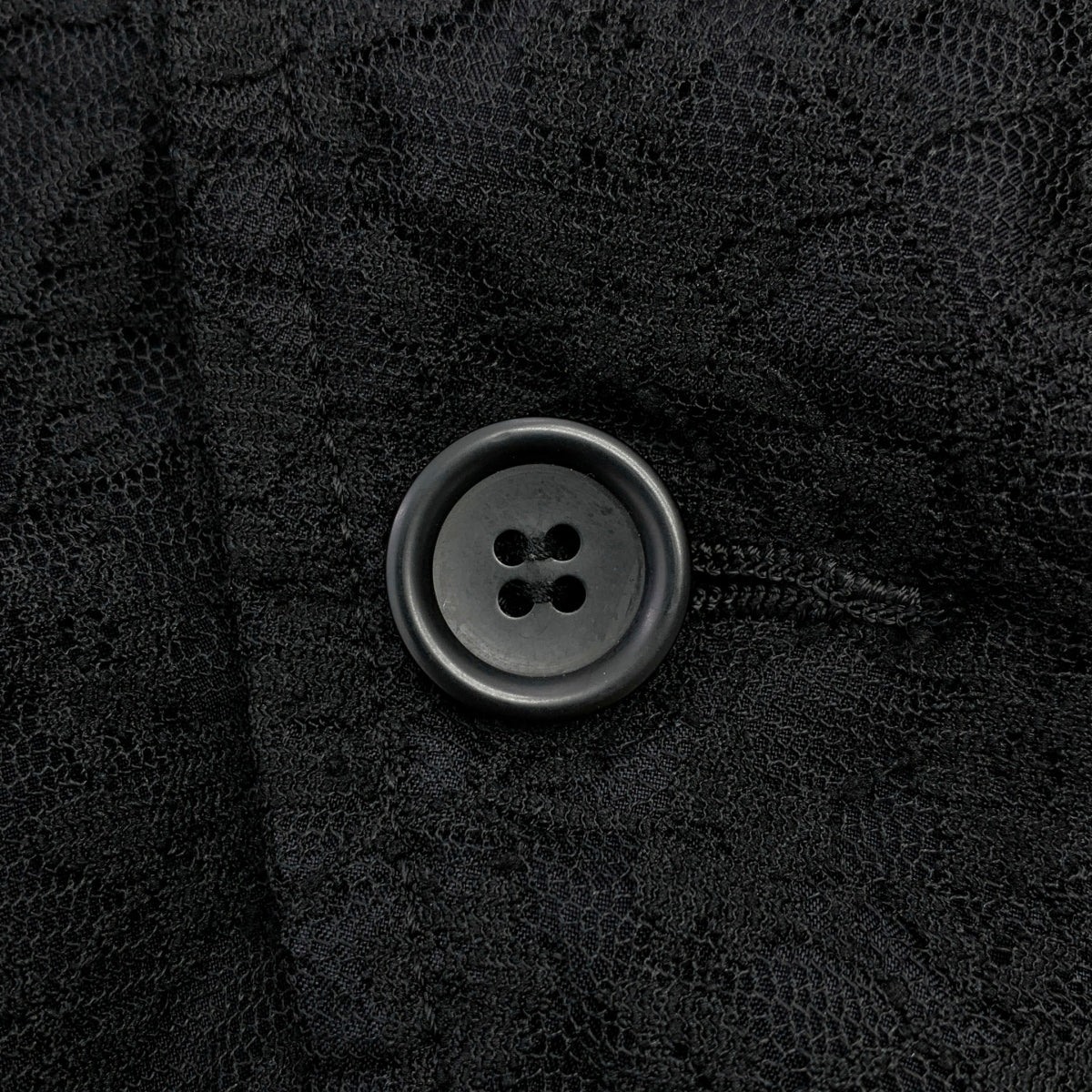 【美品】  BLACK COMME des GARCONS / ブラックコムデギャルソン | 2013SS | ポリエステル 製品加工 変形 レース シングルブレスト ロング ジャケット / 裏地付き | L | ブラック | メンズ