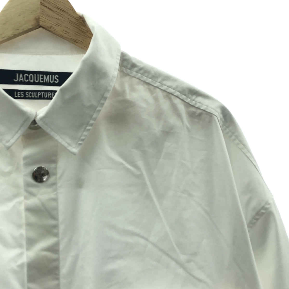 JACQUEMUS / ジャックムス | LES SCULPTURES メタルボタン フライフロントシャツ | 46 | ホワイト | メンズ
