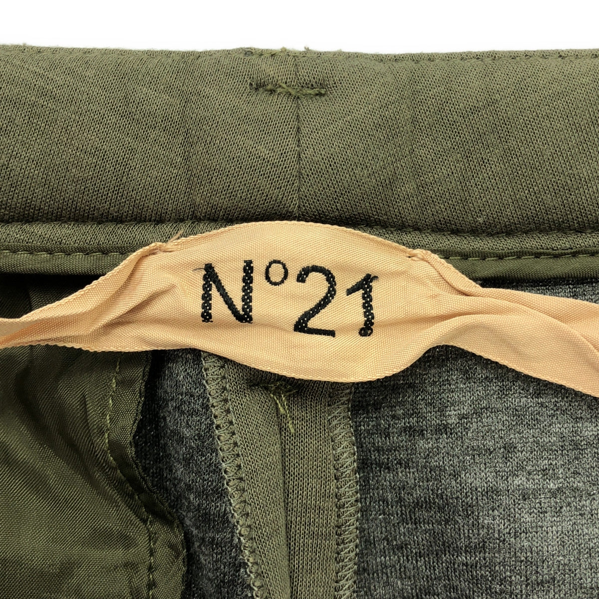N°21 / ヌメロヴェントゥーノ | ボンディング テーパードパンツ | 38 | カーキ | レディース