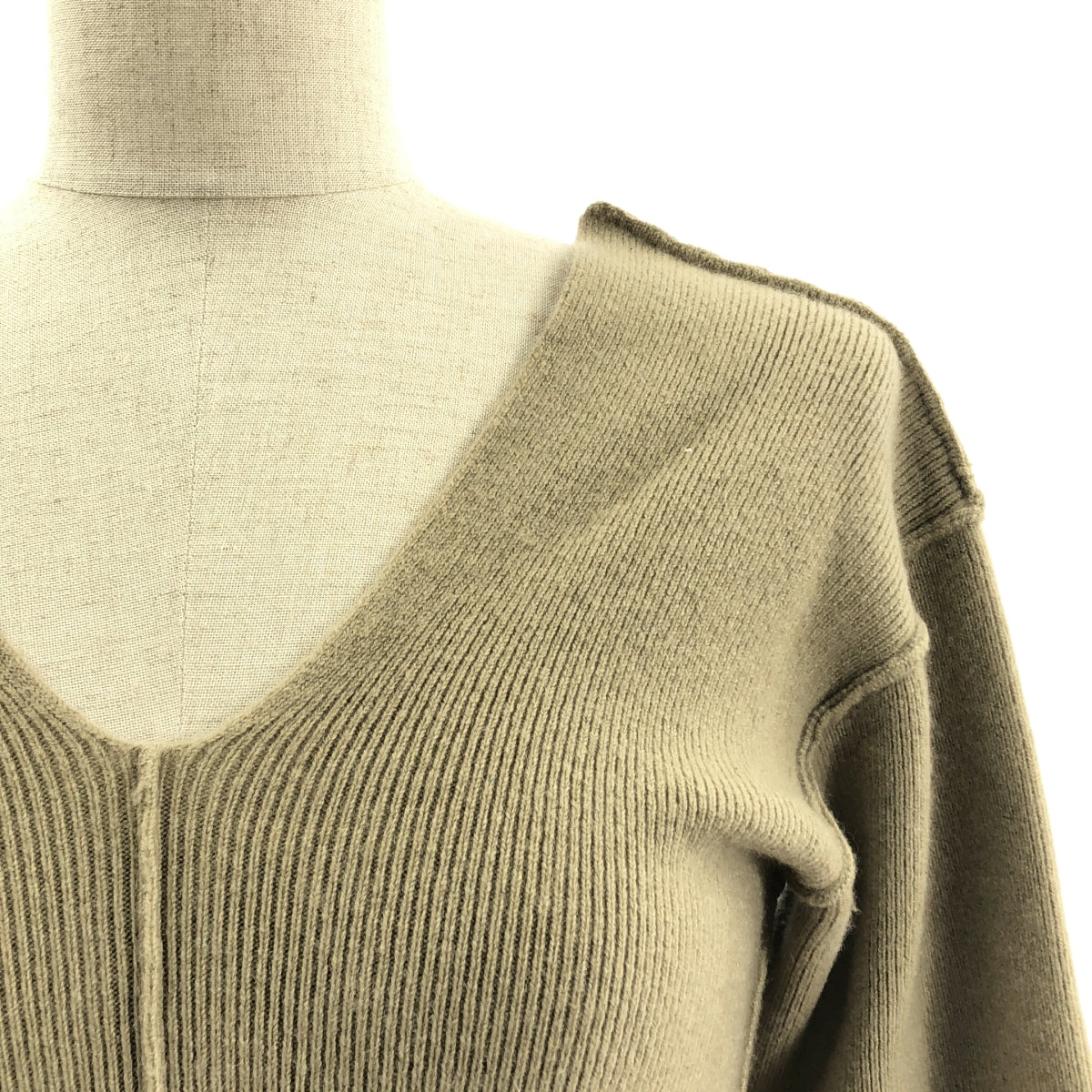 極致羊絨 | V領針織套頭衫 |