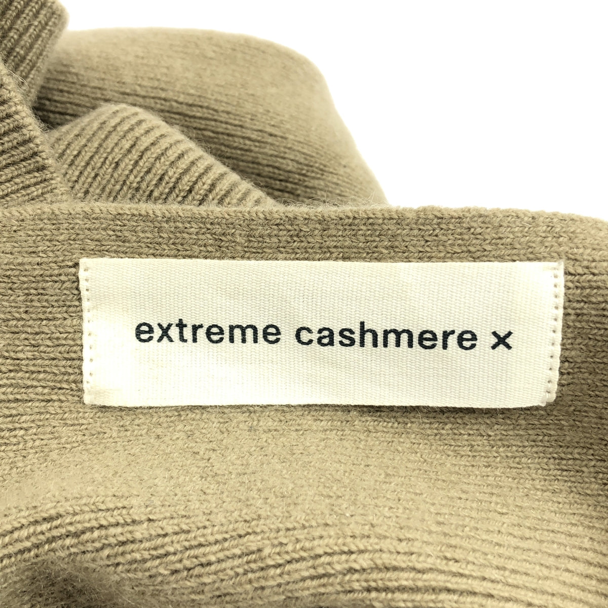 極致羊絨 | V領針織套頭衫 |