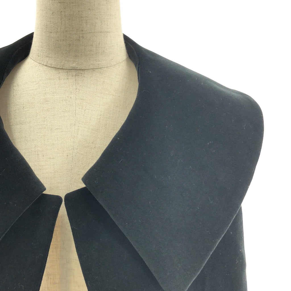 COMME des GARCONS | 巴黎時裝週2020 秋冬 |寬領不對稱天鵝絨領 |