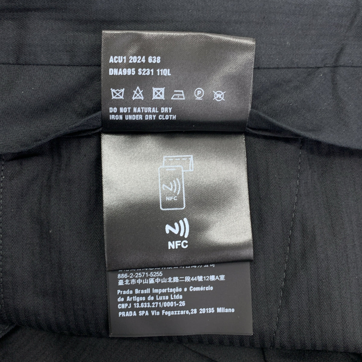 [狀況極佳] PRADA | 2024 | 中心壓印聚酯休閒褲 | 尺寸 44 | 海軍藍 | 男款