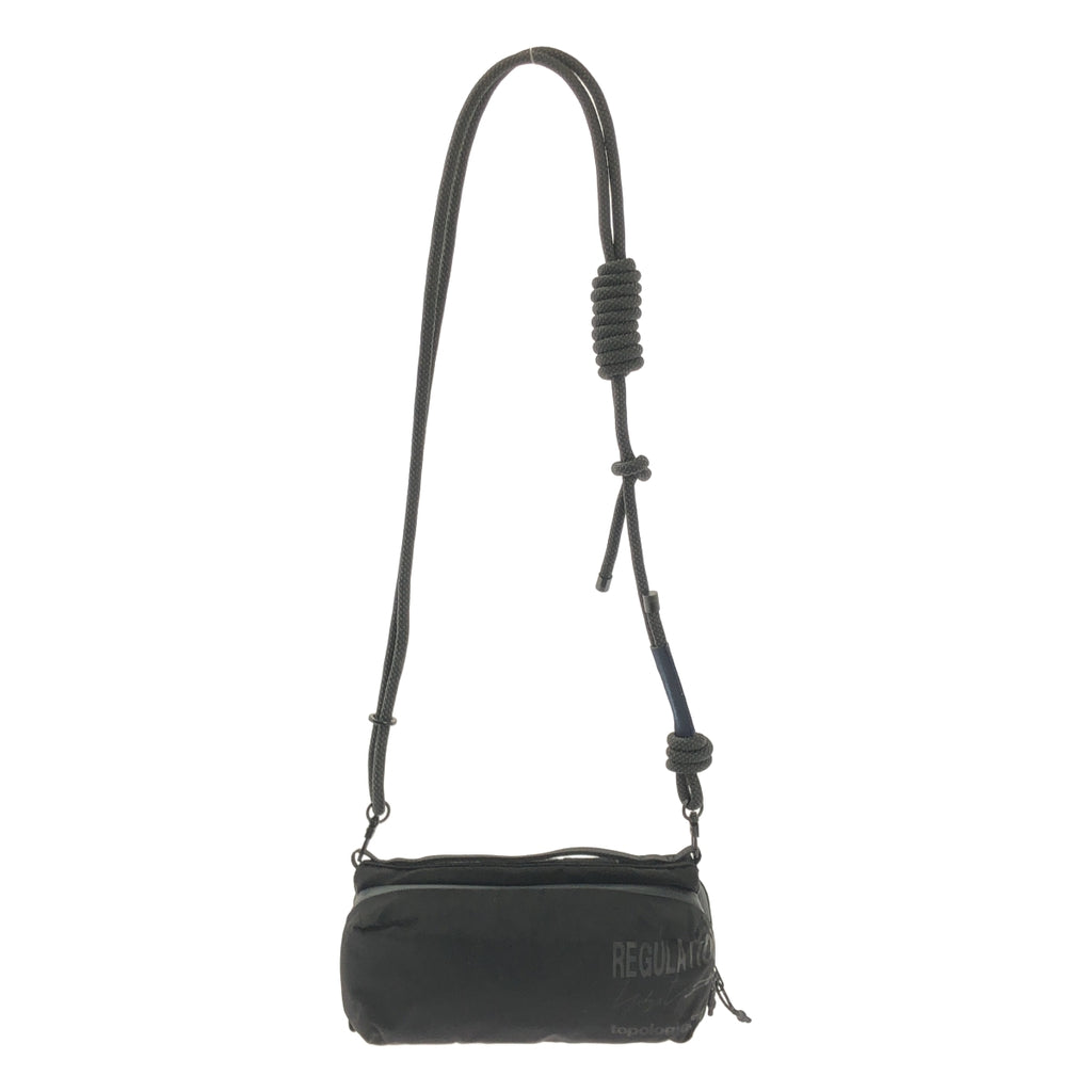 REGULATION Yohji Yamamoto / レギュレーションヨウジヤマモト | 2025AW | × Topologie / トポロジー TECH SATEEN BOTTLE SACOCHE / ロゴ ショルダーバッグ |