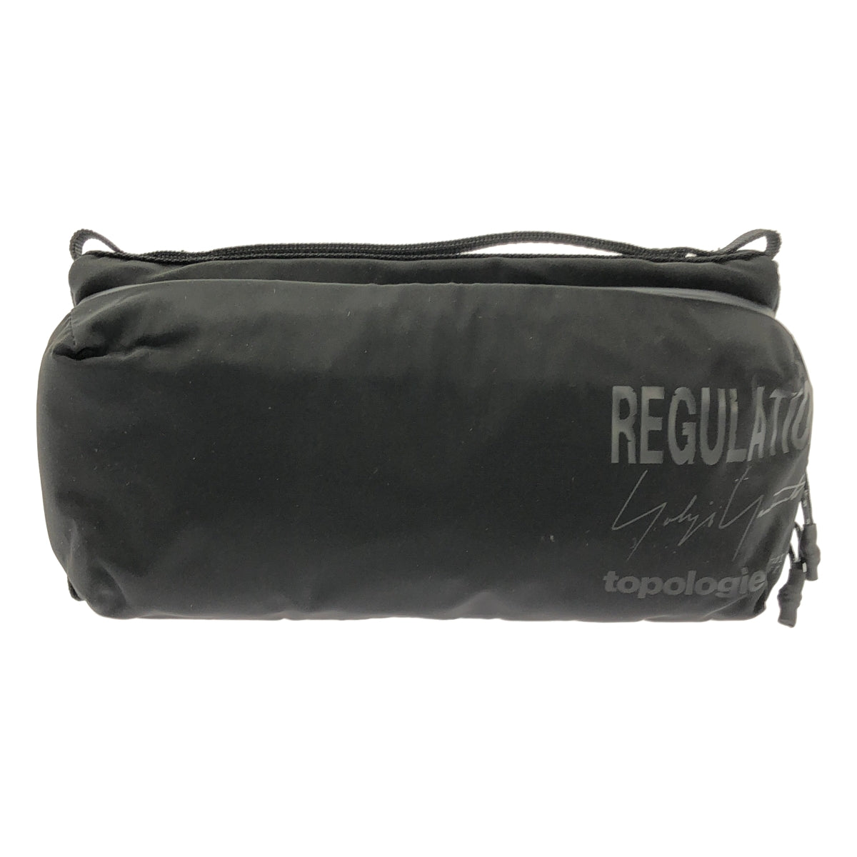 REGULATION Yohji Yamamoto / レギュレーションヨウジヤマモト | 2025AW | × Topologie / トポロジー TECH SATEEN BOTTLE SACOCHE / ロゴ ショルダーバッグ |