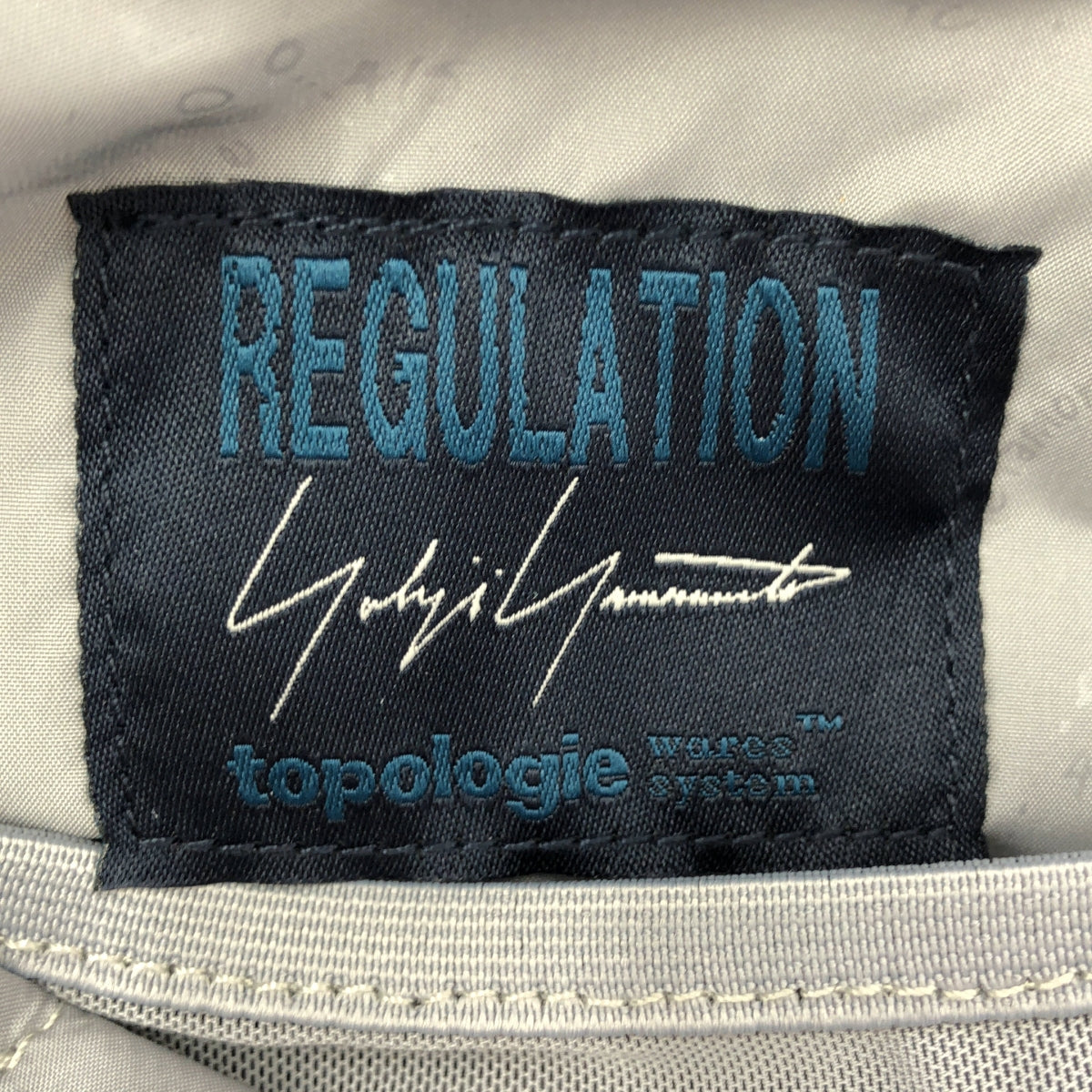 REGULATION Yohji Yamamoto / レギュレーションヨウジヤマモト | 2025AW | × Topologie / トポロジー TECH SATEEN BOTTLE SACOCHE / ロゴ ショルダーバッグ |