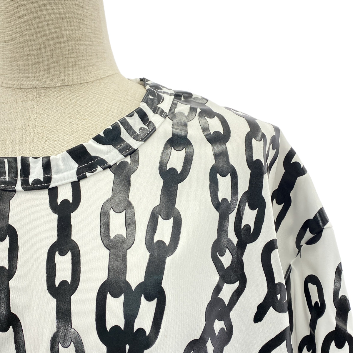 [狀況極佳] COMME des GARÇONS | 2024 秋冬 | 聚酯全印花鏈條印花寬鬆上衣 | S尺寸 | 白色/黑色 | 女款