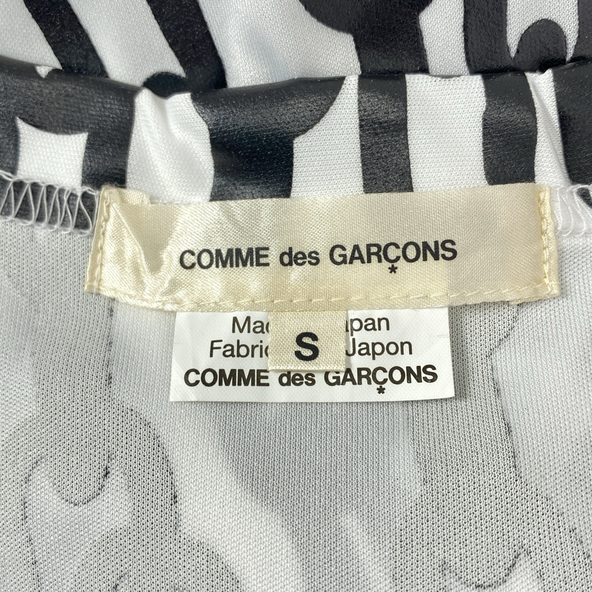 [狀況極佳] COMME des GARÇONS | 2024 秋冬 | 聚酯全印花鏈條印花寬鬆上衣 | S尺寸 | 白色/黑色 | 女款