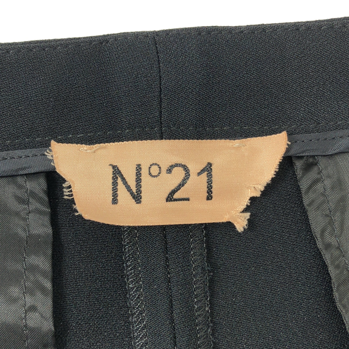 N°21 / ヌメロヴェントゥーノ | スパンコール フェザー テーパード パンツ | 38 | レディース