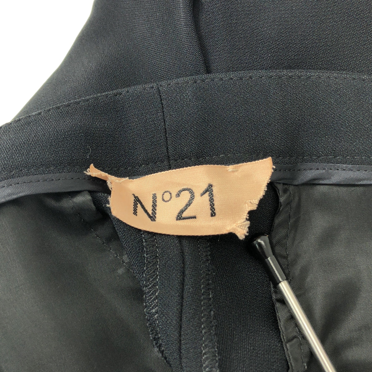 N°21 / ヌメロヴェントゥーノ | スパンコール フェザー テーパード パンツ | 38 | レディース