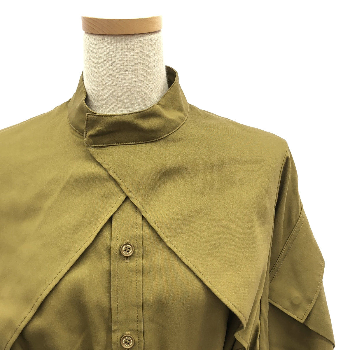 [狀況極佳] HYKE | 人造絲混紡多層領連身裙 | 尺寸 1 | 卡其色 | 女款