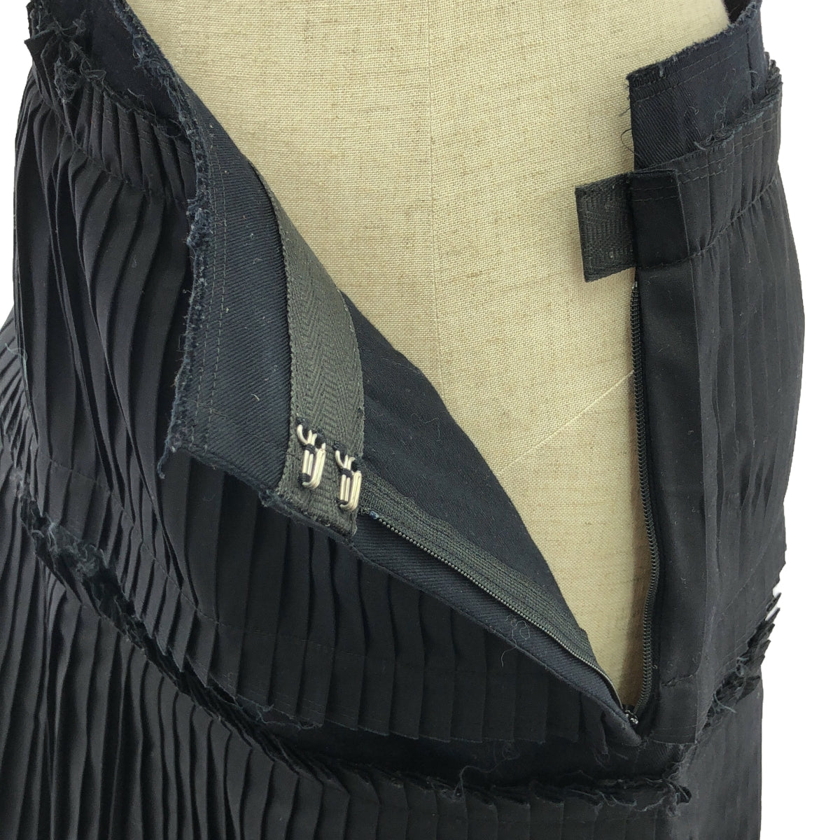 COMME des GARCONS | 2011SS | Pleated cut-off skirt | M | Black | Women's