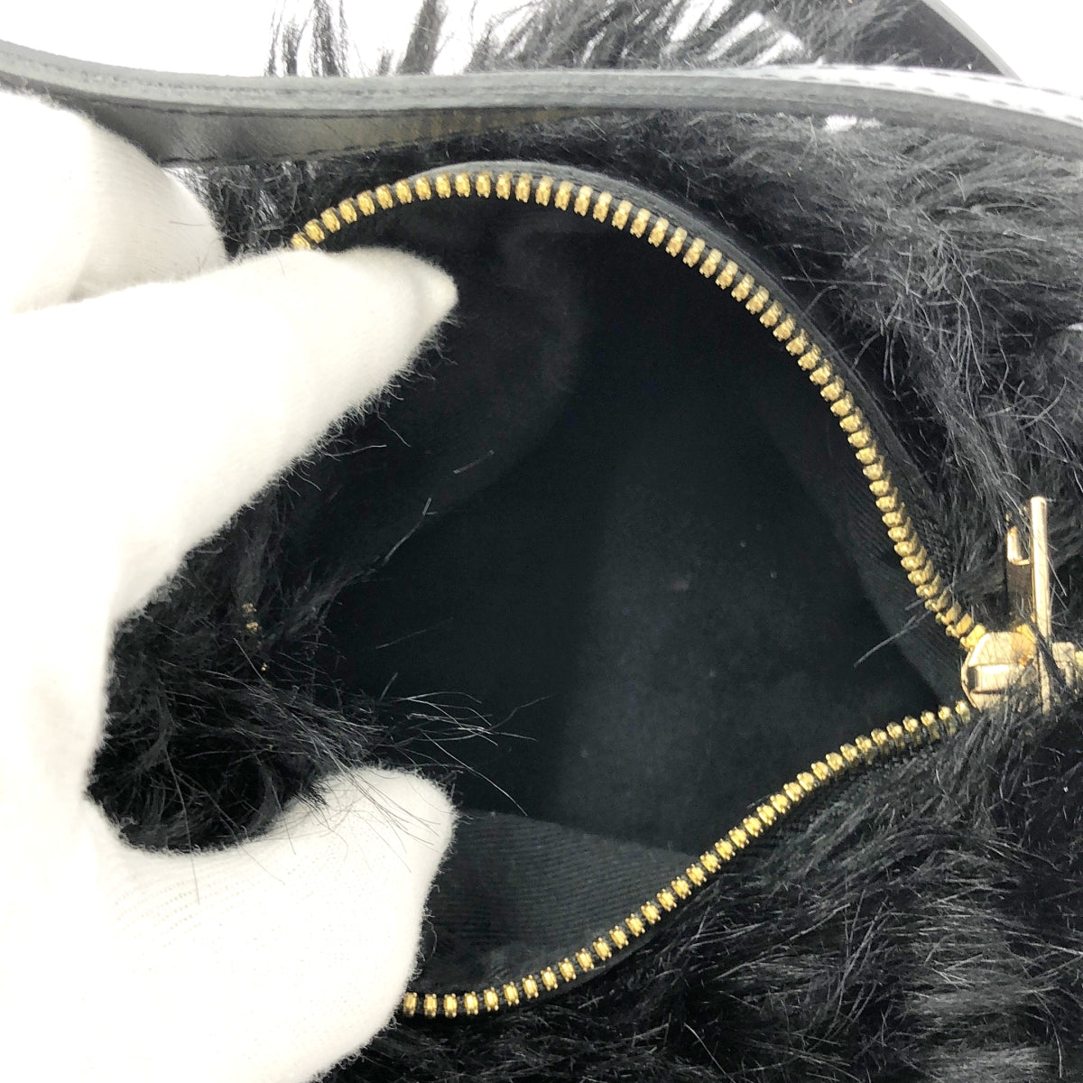 【美品】  sacai / サカイ | 2023AW | Small Pochette Faux Fur 2Way スモールポシェット フェイクファー ハンドバッグ | ブラック / ゴールド | レディース