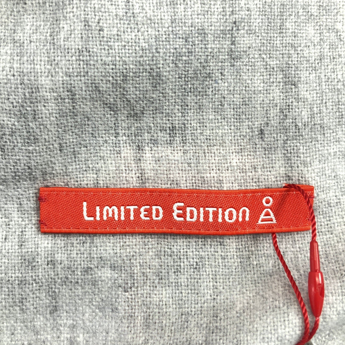 [狀況極佳] 限量版 | 100% 羊絨流蘇披肩/圍巾 | F 碼 | 淺灰色 | 女款