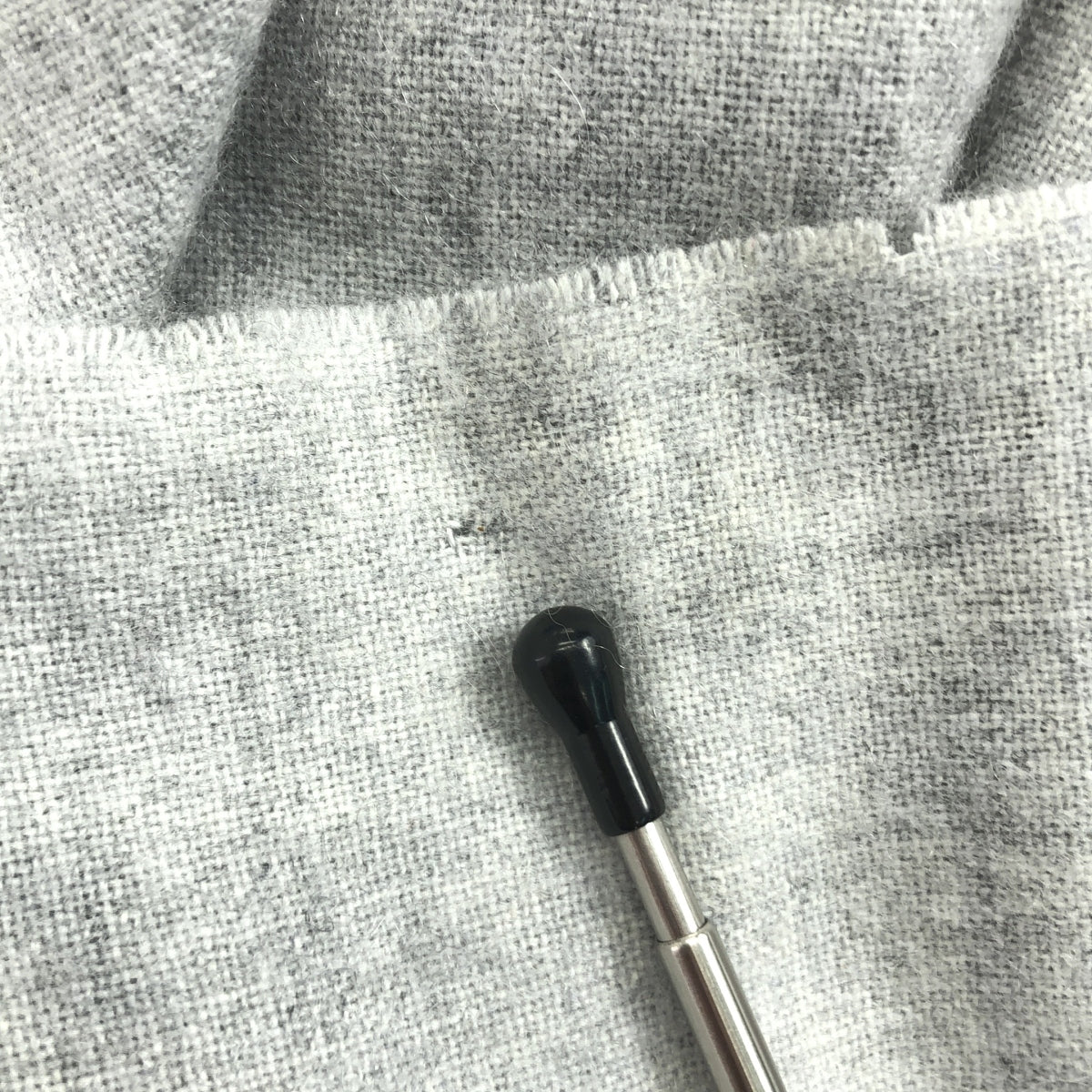 [狀況極佳] 限量版 | 100% 羊絨流蘇披肩/圍巾 | F 碼 | 淺灰色 | 女款