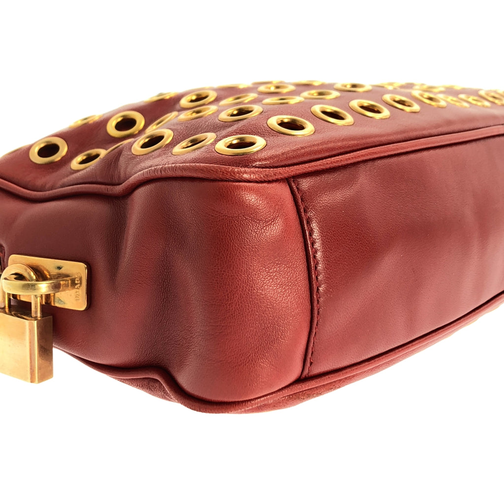 PRADA / 프라다 | 가죽 스터드 삼각 플레이트 로고 핸드백 |