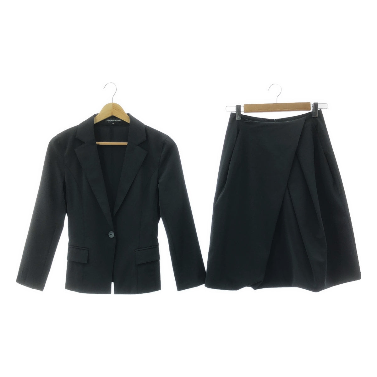 [狀況極佳] FOXEY NEW YORK | 聚酯彈性西裝套裝，含訂製外套與垂墜裙 | 尺寸 38 | 黑色 | 女款