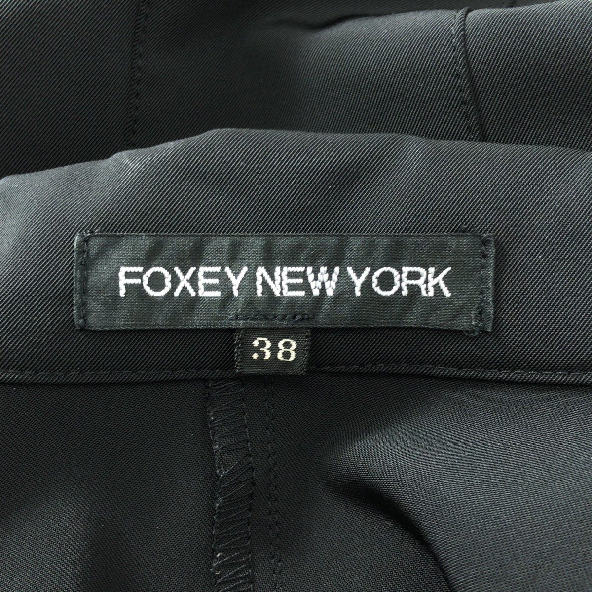 [狀況極佳] FOXEY NEW YORK | 聚酯彈性西裝套裝，含訂製外套與垂墜裙 | 尺寸 38 | 黑色 | 女款