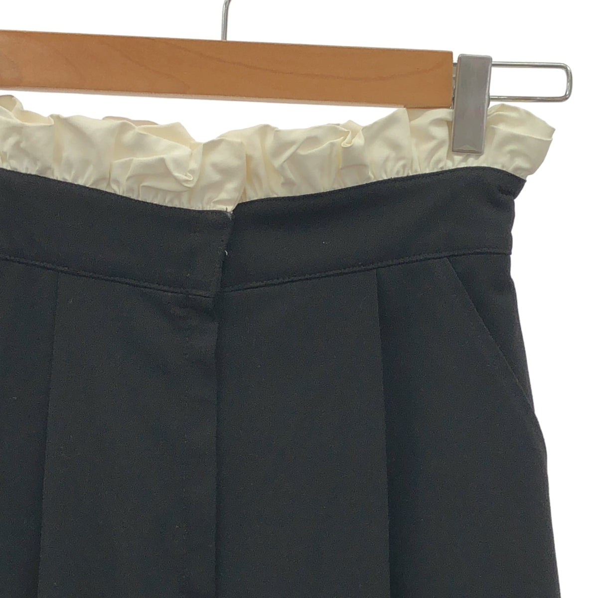 HIAND / ハイアンド | Frill Tac Pants / レイヤード タック スラックス パンツ | F |