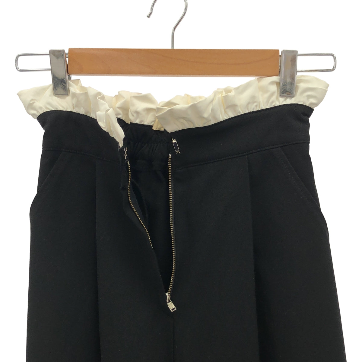 HIAND / ハイアンド | Frill Tac Pants / レイヤード タック スラックス パンツ | F |