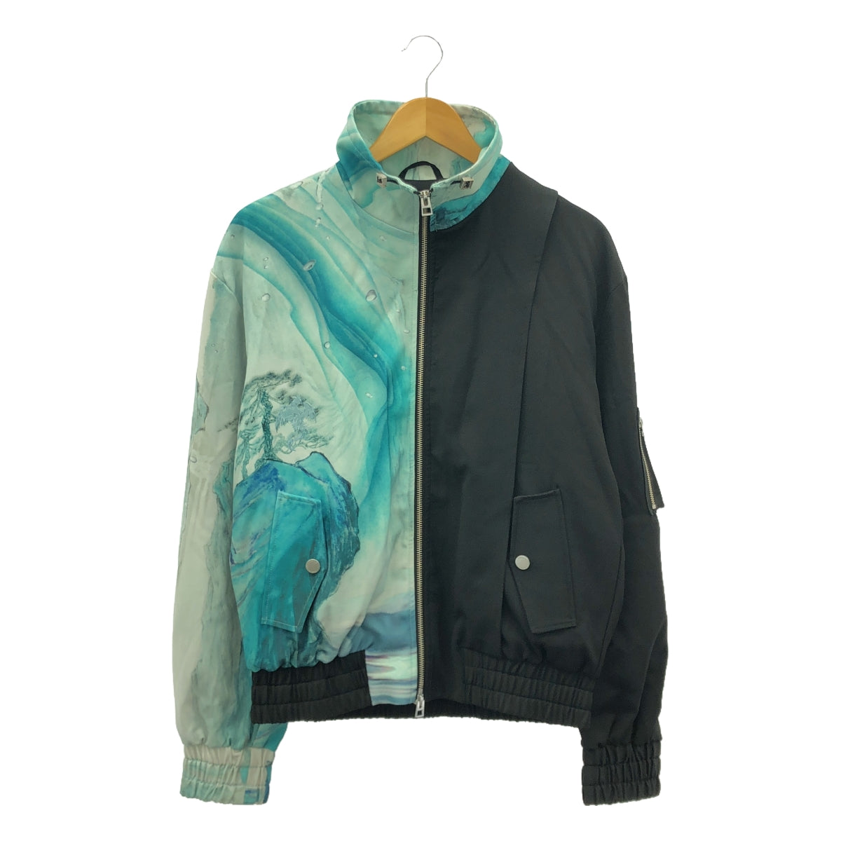 【美品】  FenG CHen WANG / フェンチェンワン | × Piaggio Landscape Bomber Jacket / オーバージャケット ブルゾン / ロゴ総裏地 | XS | ブラック/ターコイズグリーン系 | メンズ