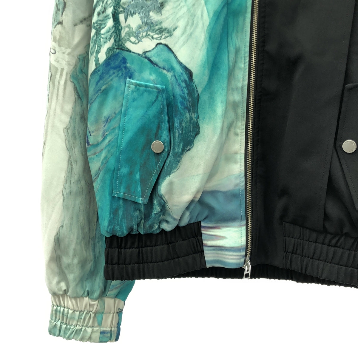 【美品】  FenG CHen WANG / フェンチェンワン | × Piaggio Landscape Bomber Jacket / オーバージャケット ブルゾン / ロゴ総裏地 | XS | ブラック/ターコイズグリーン系 | メンズ