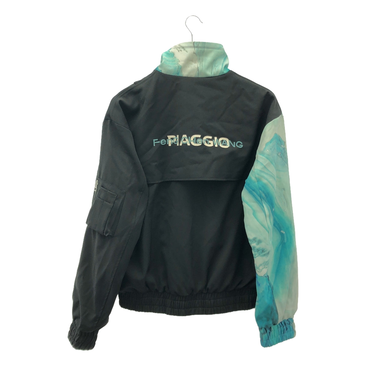 【美品】  FenG CHen WANG / フェンチェンワン | × Piaggio Landscape Bomber Jacket / オーバージャケット ブルゾン / ロゴ総裏地 | XS | ブラック/ターコイズグリーン系 | メンズ