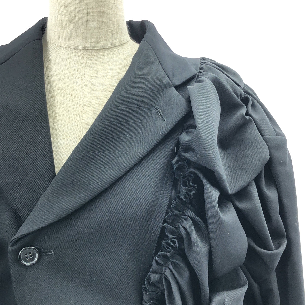 [狀況極佳] COMME des GARÇONS | 2023 春夏系列 | 褶飾紐扣羊毛外套 | XS 碼 | 黑色 | 女款