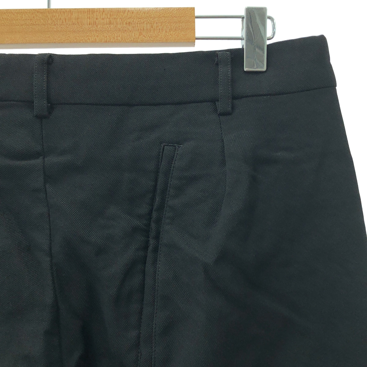 COMME des GARCONS HOMME PLUS / 콤데 갤슨 옴플루스 | 2024SS | 폴리에스터 제품 가공 변형 비대칭 사이드 지퍼 슬랙스 팬츠 |