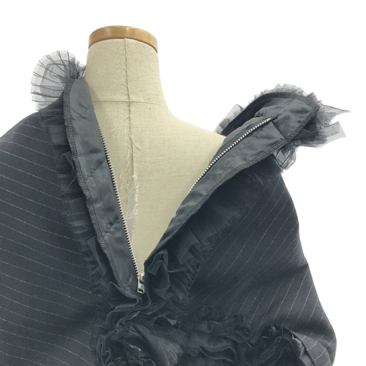 COMME des GARÇONS | 2018 秋冬 | 不對稱蕾絲裝飾後拉鍊連身裙 / 全絎縫襯裡 | M 碼 | 女款