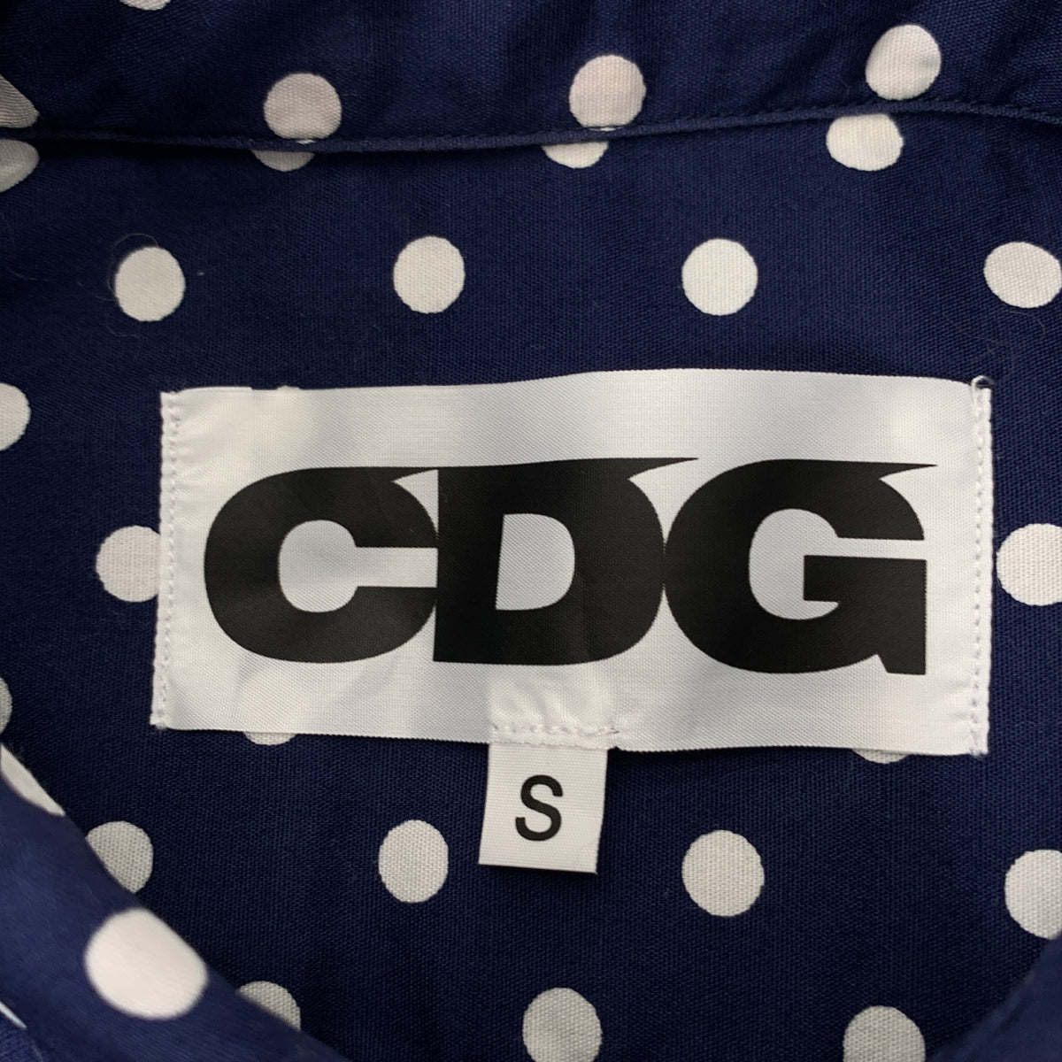 【美品】  CDG by Comme des Garcons. / シーディージー コムデギャルソン | 2019 | コットン ドット バックロゴ レギュラーカラー シャツ | S | ネイビー/ホワイト | メンズ