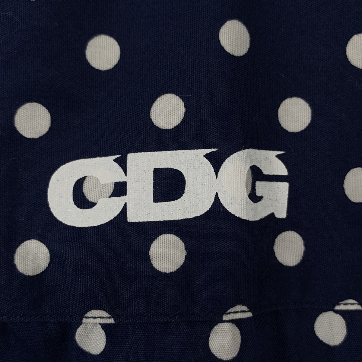 【美品】  CDG by Comme des Garcons. / シーディージー コムデギャルソン | 2019 | コットン ドット バックロゴ レギュラーカラー シャツ | S | ネイビー/ホワイト | メンズ