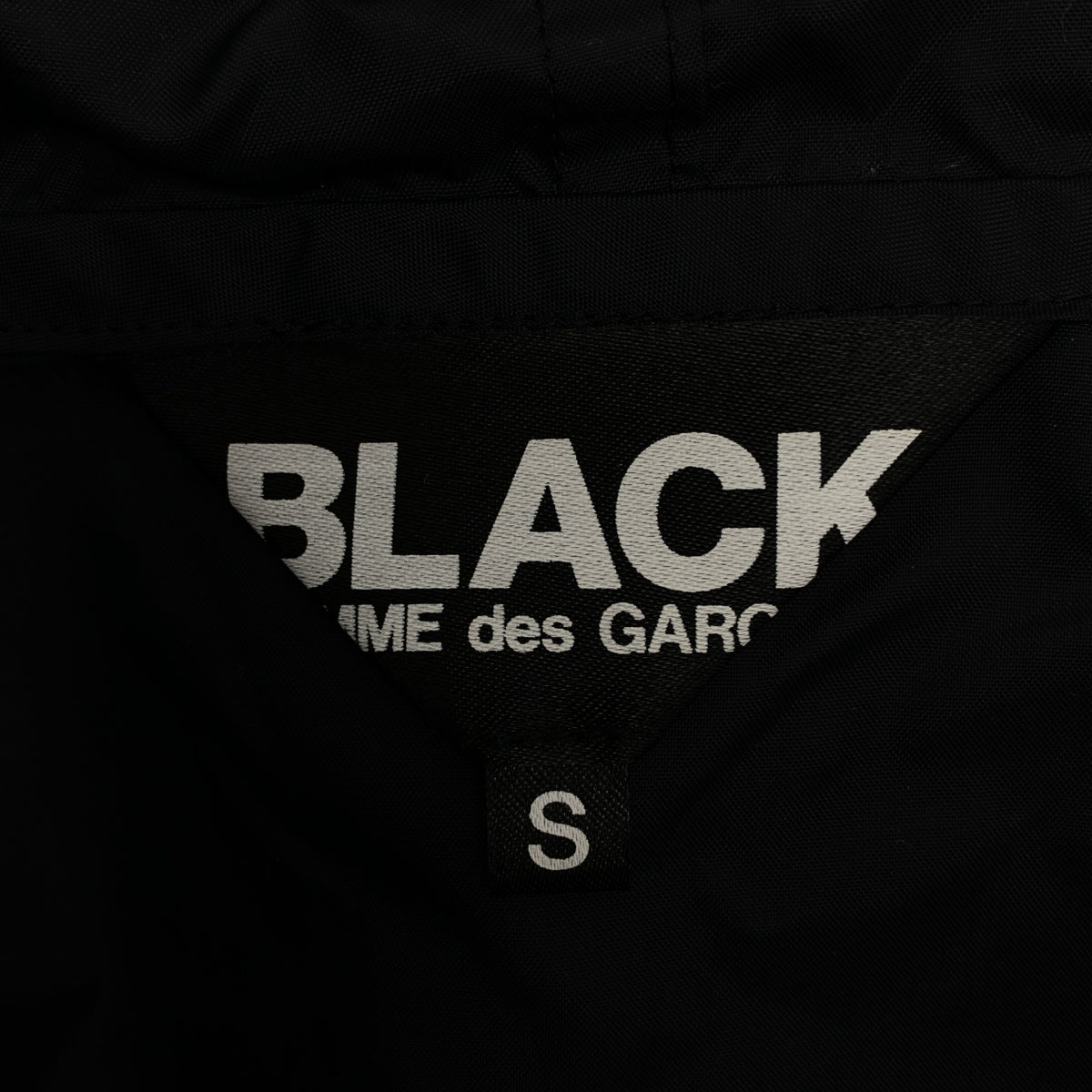 BLACK COMME des GARCONS / 블랙콤 데 갤슨 | 2019AW | 스트립 컷오프 나일론 로고 재킷 | S |