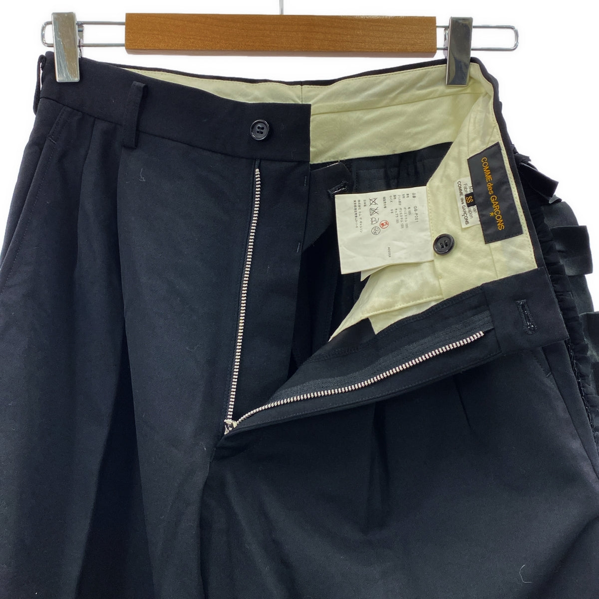 COMME des GARÇONS | 2008 秋冬 |緞面與荷葉邊拼接羊毛華達呢長褲| SHOPBOP春夏 |女性的