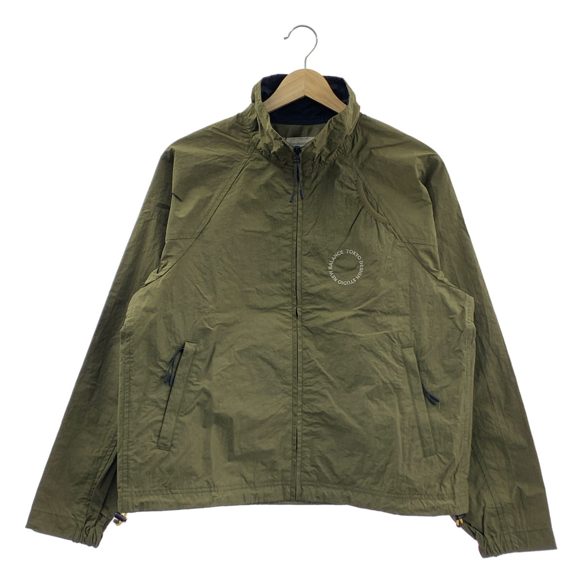 [近新] 東京設計工作室 New Balance | 尼龍防風外套 | 0 碼 | 卡其色 | 女款