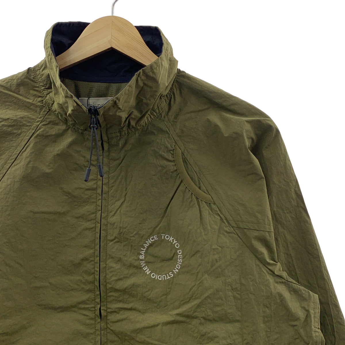 [近新] 東京設計工作室 New Balance | 尼龍防風外套 | 0 碼 | 卡其色 | 女款